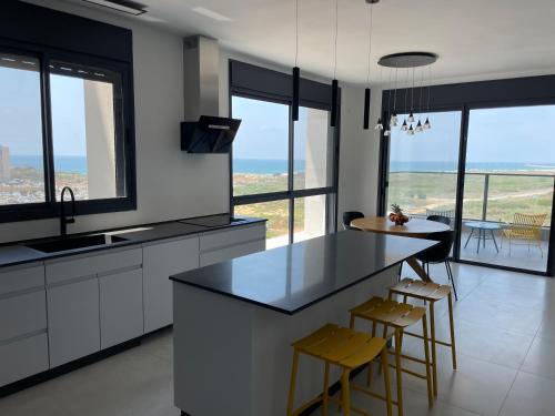 #דירת יוקרה על הים Sunset Beach Apartment# – khách sạn tại Hadera