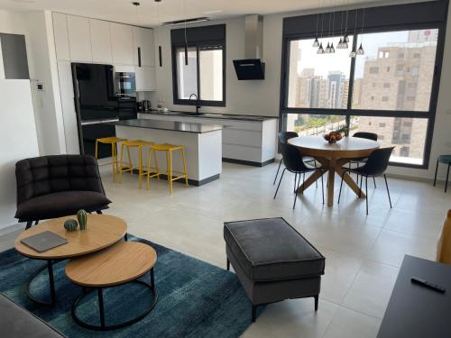 #דירת יוקרה על הים Bluewave Beach Apartment#