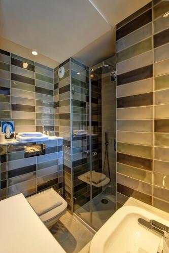 Small Single Room - Shower image 2