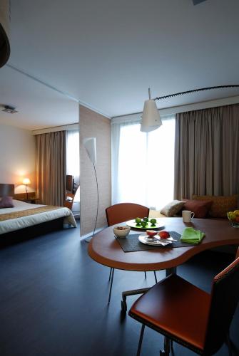 1 queen bed, 1 twin bed