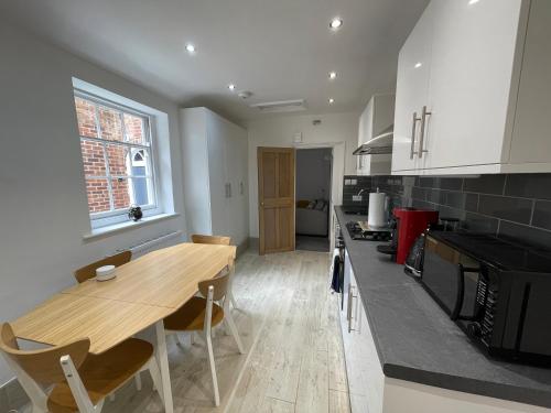 CENTRALLY LOCATED - FREE PARKING in Canterbury