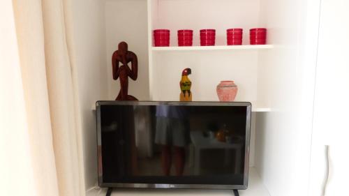 Studio with access to the garden. Open pool. Beach very close. Wifi & Netflix FREE