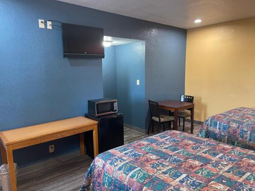 Kenwood Court Motel - image 9