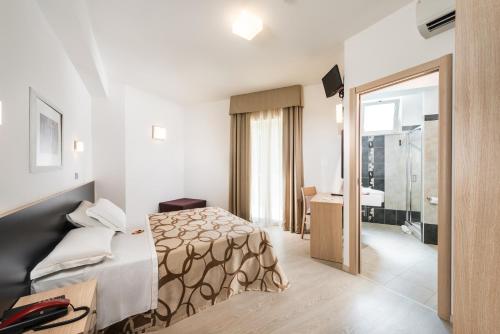 Double Room image 5