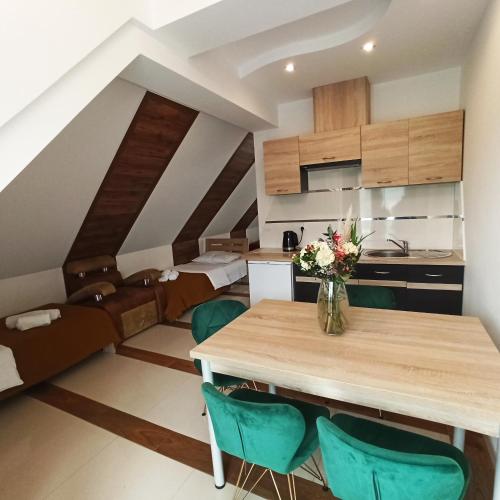 4 twin beds, 1 sofa bed