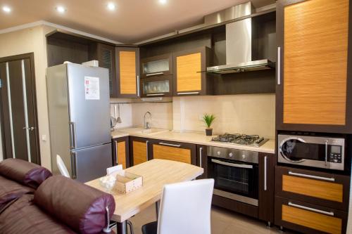 Сomfortable Two Bedroom Apartment- 2-к кв КОМФОРТ с кроватью KingSize, TV 65 дюим. от RentAp, 4 спал