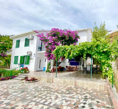  Vila Lucija, Pension in Brist