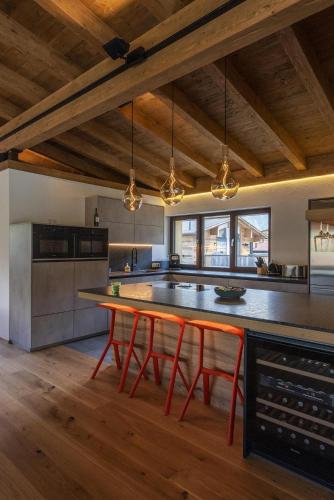 Cocina, Chalet Vega - Arlberg Holiday Home in Pettneu Am Arlberg