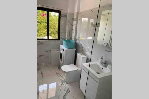 Bathroom, Maria‘s Apartment in Pidima Kyras