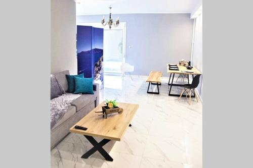 Athens Central 3BD Apartment next to Metro Luxury, Ateny