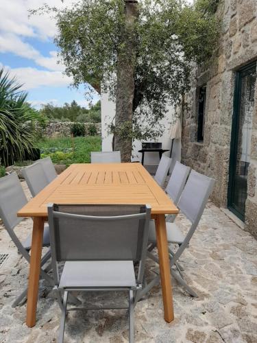 Beautiful house and garden at Serra da Estrela, perfect for groups and families in กูเวีย