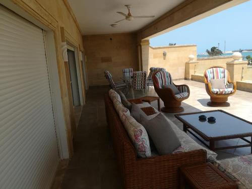 Luxurious 8 master-bedroom villa overlooking large lake Marina 4