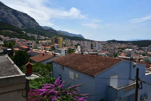 Three-Bedroom Apartment with Sea View image 5