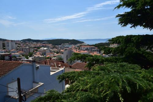 Three-Bedroom Apartment with Sea View image 2