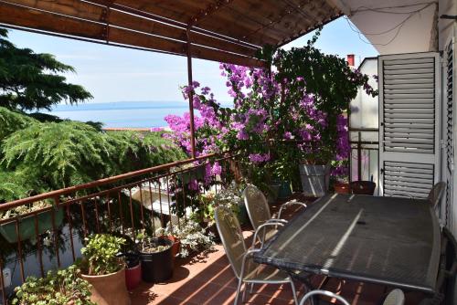 Three-Bedroom Apartment with Sea View image 4
