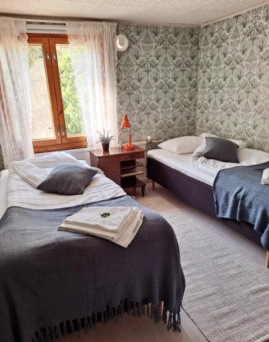2 twin beds