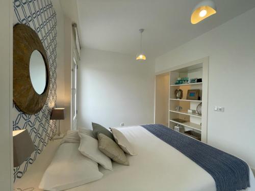 Beautiful Penthouse Apartment With Terrace - 4 Minute Walk to the Beach