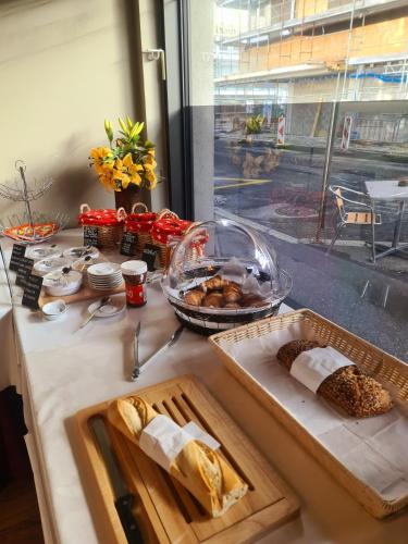 אוכל ומשקאות, Hotel de la Poste Martigny - City Center 24/7 OPEN in מרטיגני