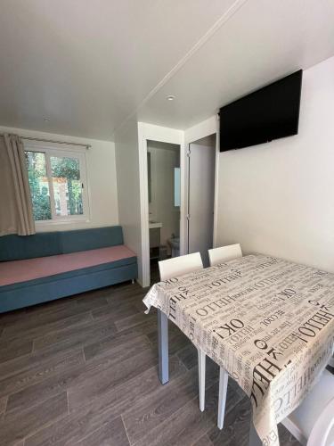 2 bedrooms, 4 beds