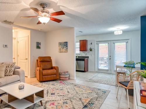 Luxe Butler Beach Retreat - 3-Minute Walk to Beach Duplex - image 4