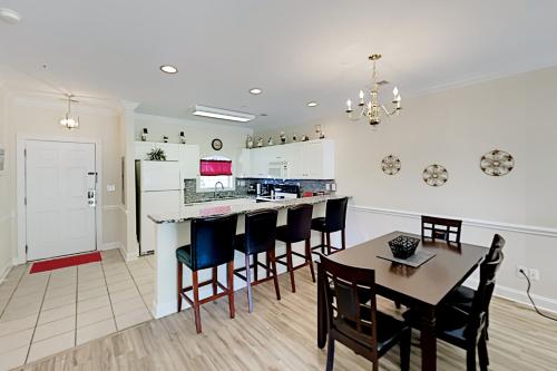 Dual Suites at Magnolia North - Balcony & Pool condo - main image