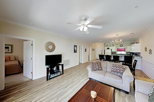 Dual Suites at Magnolia North - Balcony & Pool condo - image 5