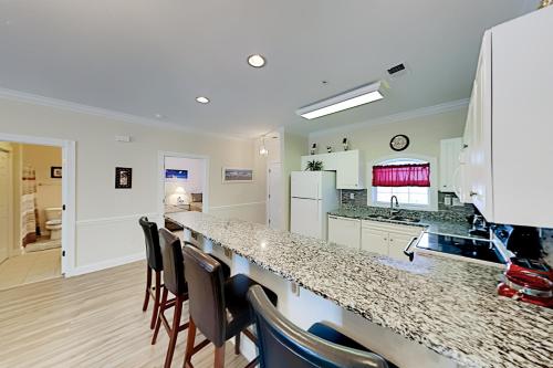Dual Suites at Magnolia North - Balcony & Pool condo - image 7