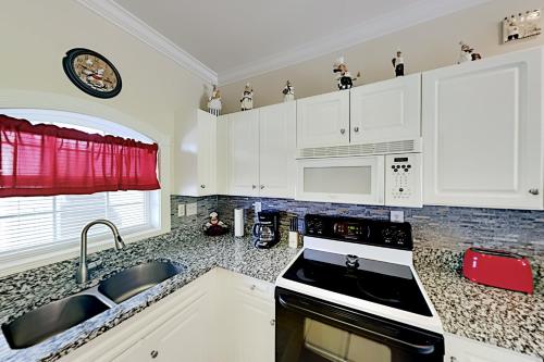 Dual Suites at Magnolia North - Balcony & Pool condo - image 10