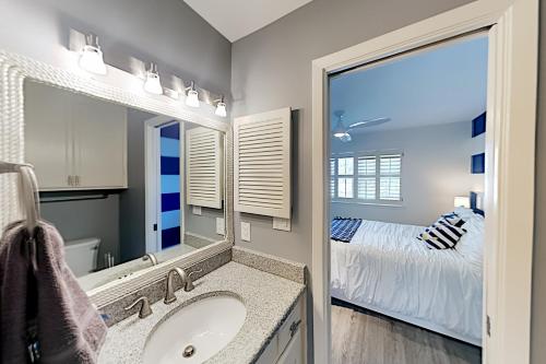 Bayhouse Waterfront - Pools & Tennis Private Dock townhouse - image 3