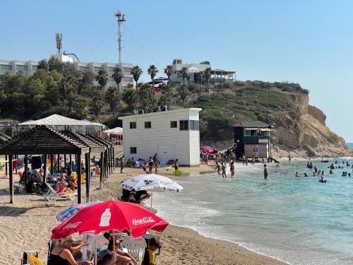 pludmale, #דירת יוקרה על הים Bluewave Beach Apartment# in Hadera