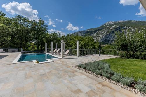 Peldbaseins, Villa Grey Stone in Zvečanje