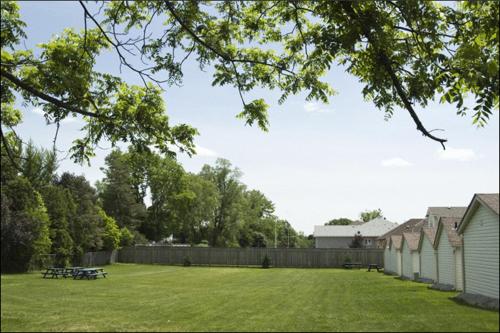 Falls Manor Resort – Niagara Falls, ON