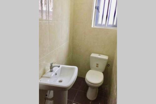 FAMILY FRIENDLY 3 BEDROOM TERRACE DUPLEX EN-SUITE LEKKI AIRCON WiFi