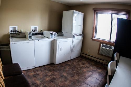 Fargo Inn and Suites - image 5