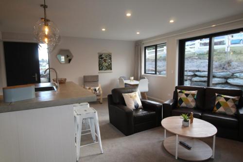 Shared lounge/TV area, Hawea Mountain cottage in Lake Hawea