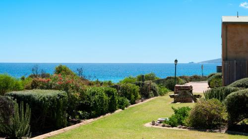 Canal Rocks Beachfront Apartments