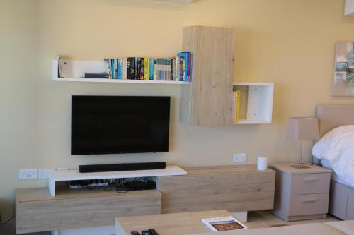 Wileg 4A Luxury Studio Apartment with Shared Swimming Pool.