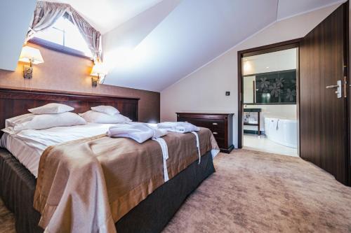 1 king bed, 1 sofa bed