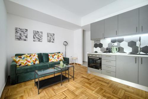 Majestic Flat with Huge Terrace in the City Center, Atény