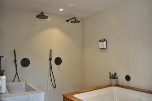 Łazienka, Van Heeckeren Apartments & Suites Buren in Ameland
