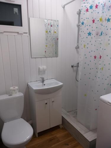 Domek Kontenerowy N5 - 5 osobowy 2 Pokoje , Kuchnia , Łazienka - Izdebno- NoclegiGrodziskPL