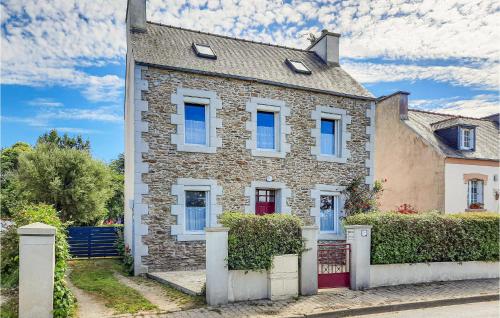 Stunning home in Treglonou with WiFi and 4 Bedrooms gîte à louer Coat-Méal