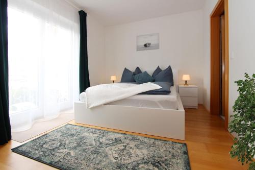 1 queen bed, 1 sofa bed