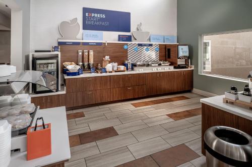 Holiday Inn Express and Suites Pikeville By IHG - 식음료(F&B)