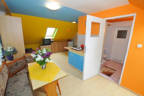 2 twin beds, 1 sofa bed