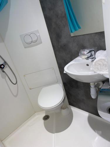 Bathroom, Aero Hotel in Issy-Les-Moulineaux