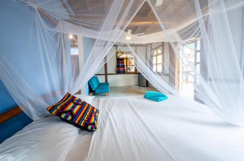 1 queen bed, 1 twin bed