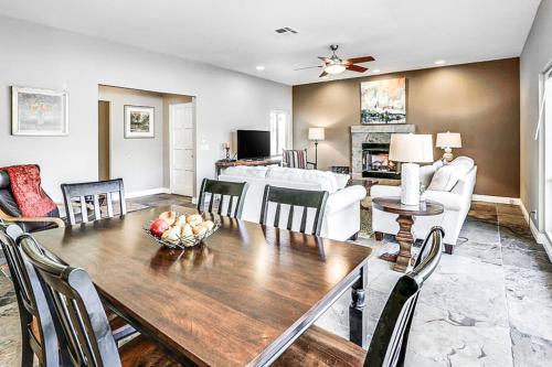 Seville Corner Downtown Condo - image 9