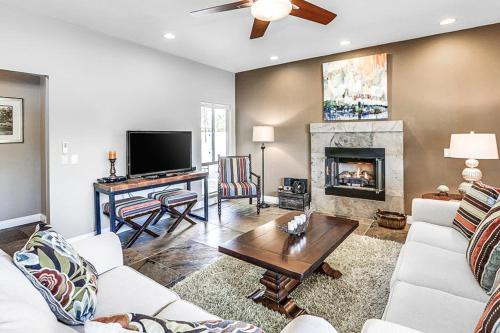 Seville Corner Downtown Condo - image 11