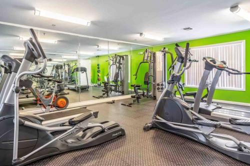 Lovely 2-bedroom unit with pool near Truist Pk/ATL
